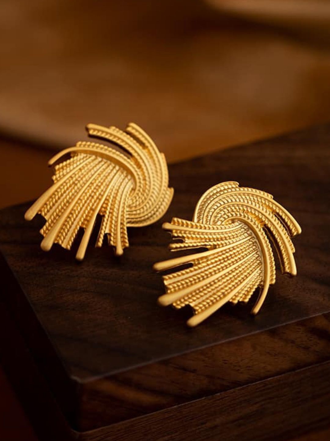 

fabula Geometric Studs Earrings, Gold