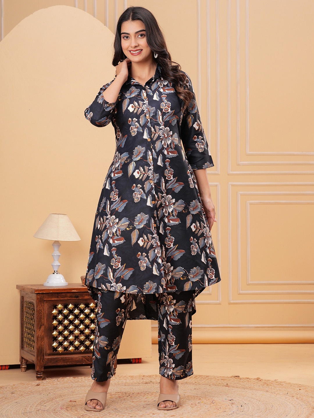 

PINGAKSH Floral Printed Shirt Collar Pure Cotton Straight Kurta With Trousers, Black