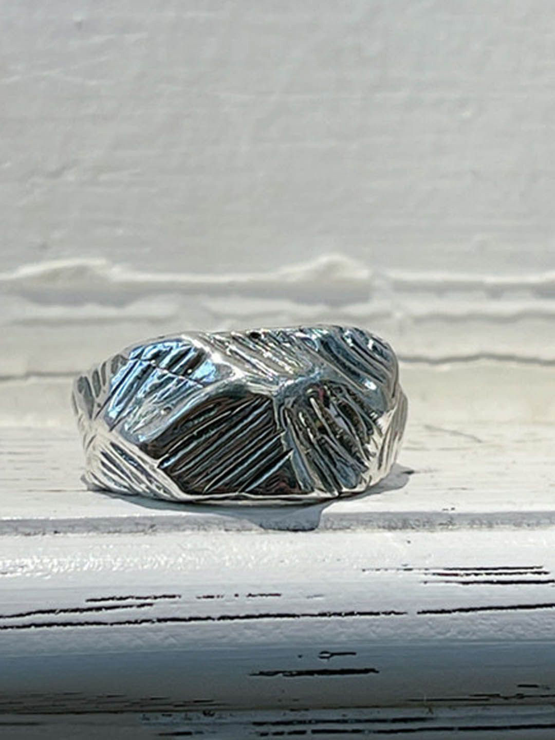 

StyleCast Elegant Silver-Toned Intricate Textured Finger Ring