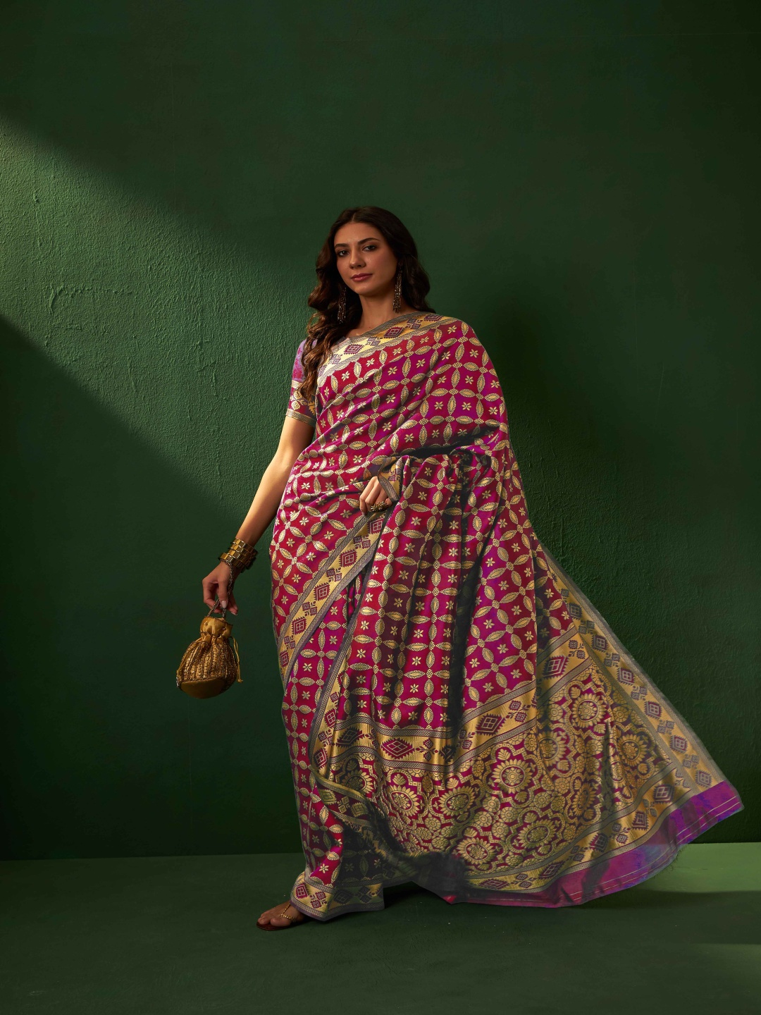 

DEVATITHI Woven Design Zari Silk Blend Banarasi Saree, Peach