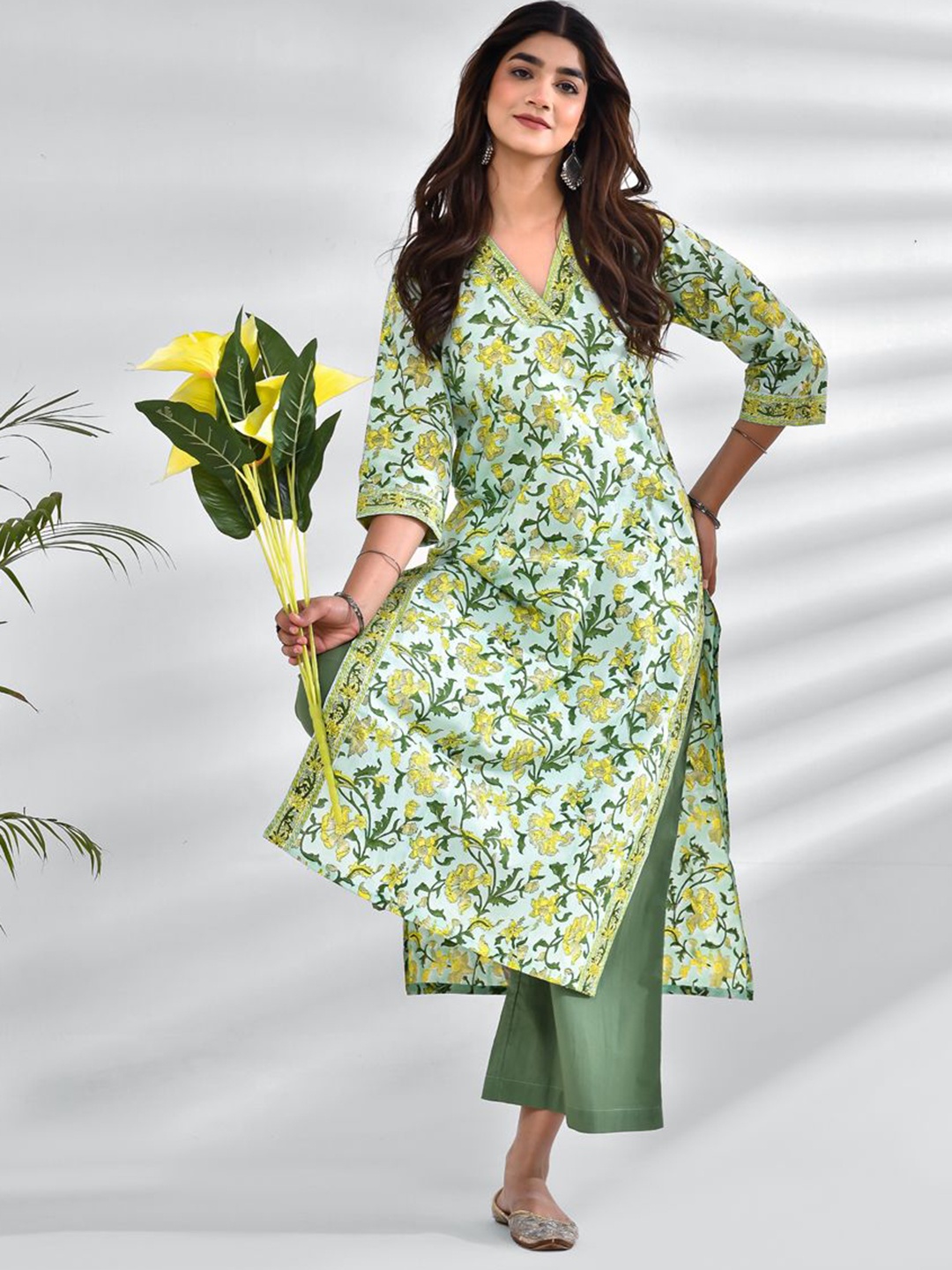 

Anootha Floral Printed Cotton V-Neck Straight Kurta, Green