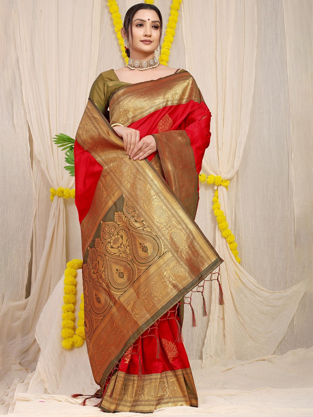 

amirat Woven Design Zari Pure Silk Banarasi Saree, Red