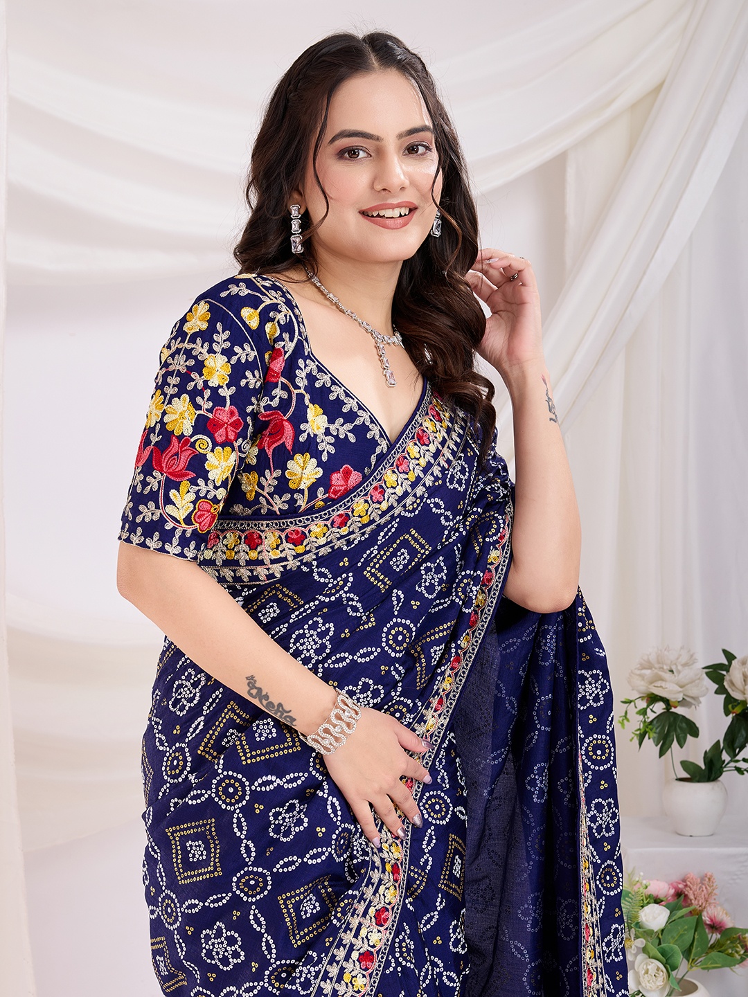 

HERE&NOW Bandhani Printed Embroidered Bandhani Saree, Navy blue