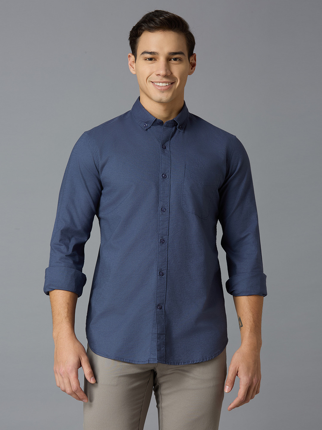 

Reid & Taylor Men India Slim Fit Spread Collar Solid Cotton Casual Shirt, Navy blue
