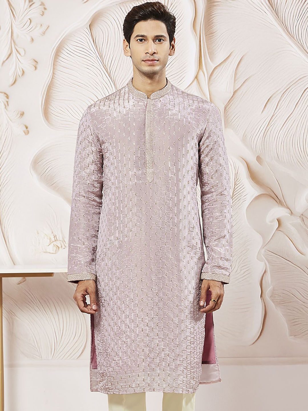 

VASTRAMAY Floral Embroidered Mandarin Collar Sequinned Straight Kurta, Lavender