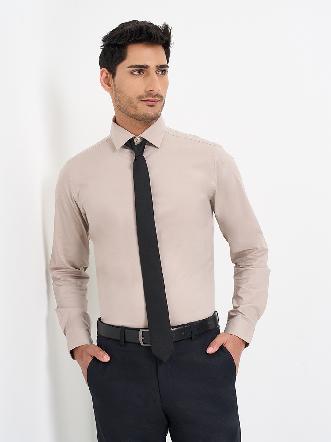 

Peregrine by Pantaloons Men Slim Fit Spread Collar Solid Cotton Casual Shirt, Brown