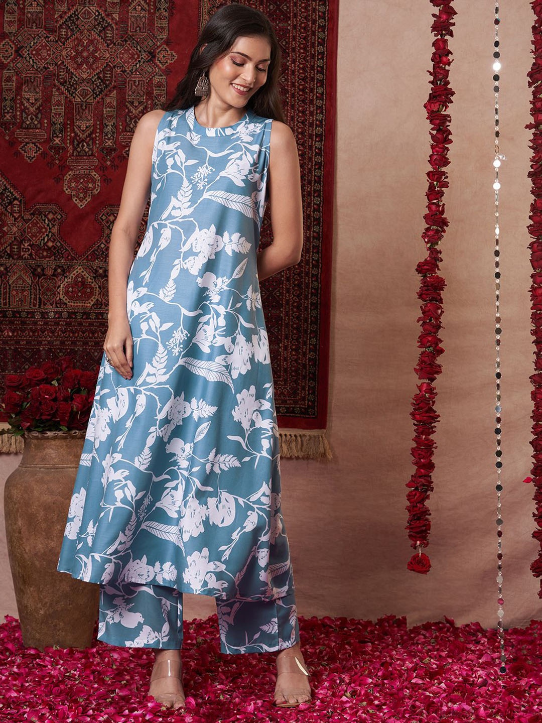 

GoSriKi Floral Printed Round Neck A-Line Kurta with Palazzos, Grey