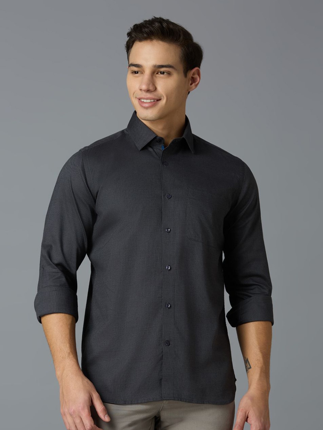 

Reid & Taylor Men India Slim Fit Spread Collar Textured Cotton Casual Shirt, Olive