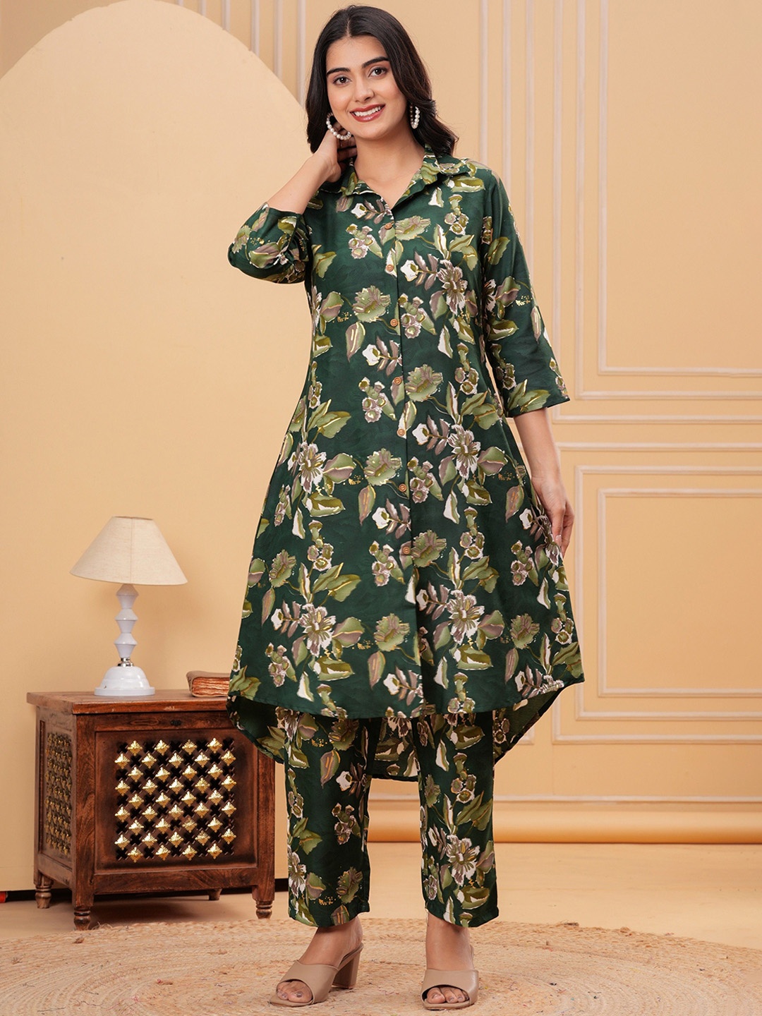 

PINGAKSH Floral Printed Shirt Collar Pure Cotton Straight Kurta With Trousers, Green