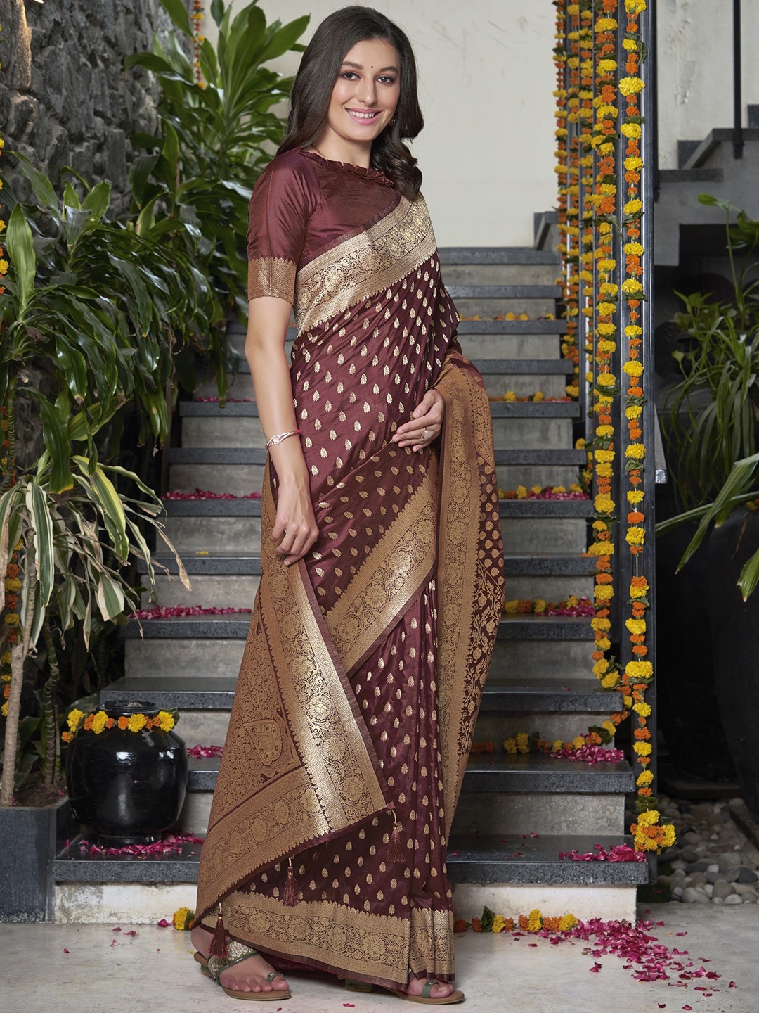 

SAREETHNIC Ethnic Motifs Zari Pure Silk Banarasi Saree, Maroon