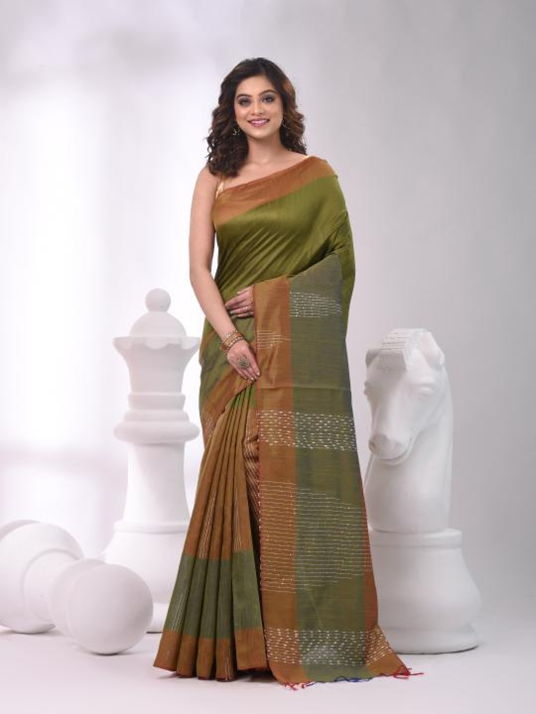 

VIBHAVARI Silk Blend Saree, Green