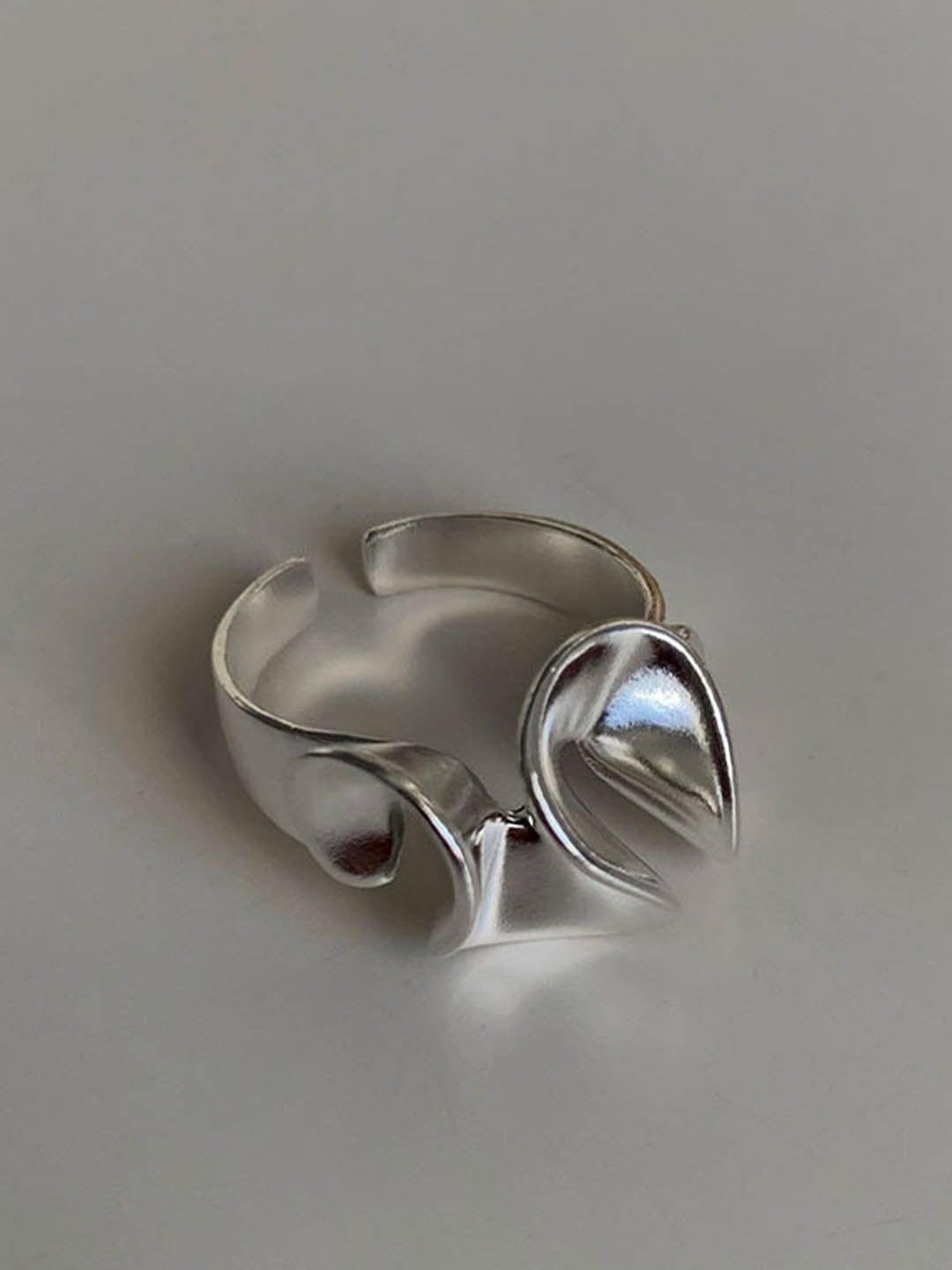

StyleCast Elegant Silver Toned Textured Finger Ring