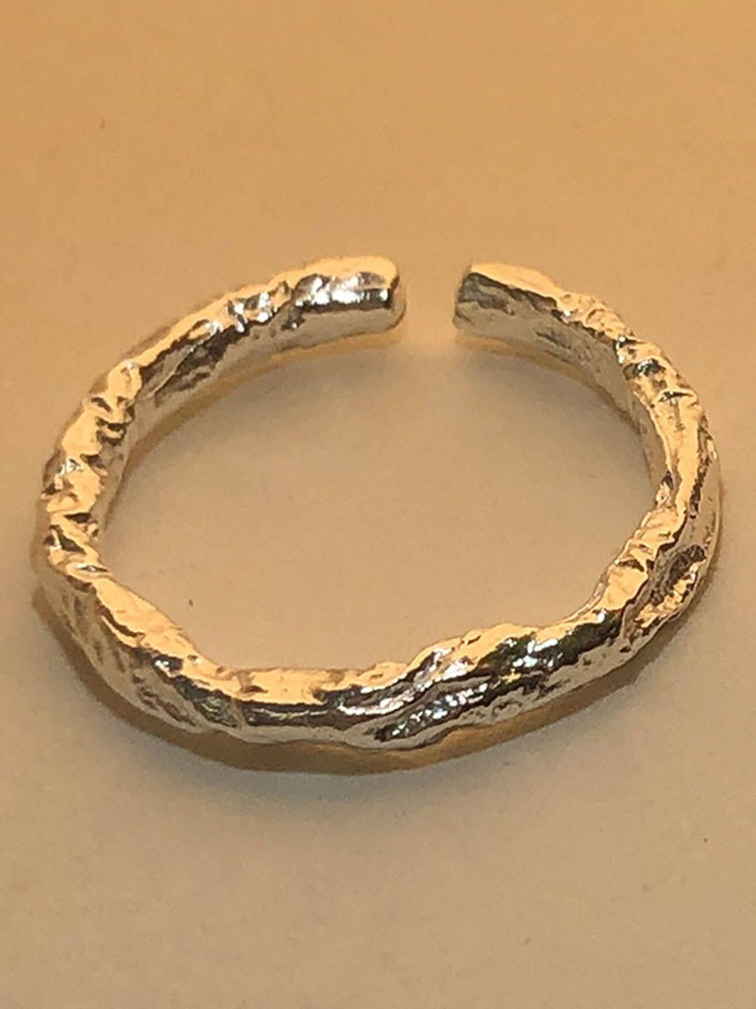 

StyleCast Elegant Silver-Toned Textured Finger Ring