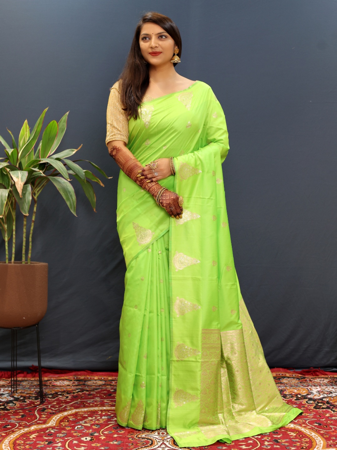 

amirat Woven Design Zari Pure Silk Banarasi Saree, Lime green