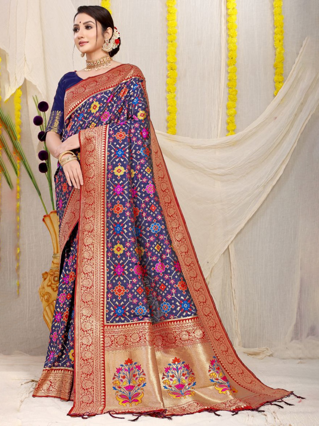 

amirat Ethnic Motifs Printed Pure Silk Banarasi Saree, Navy blue