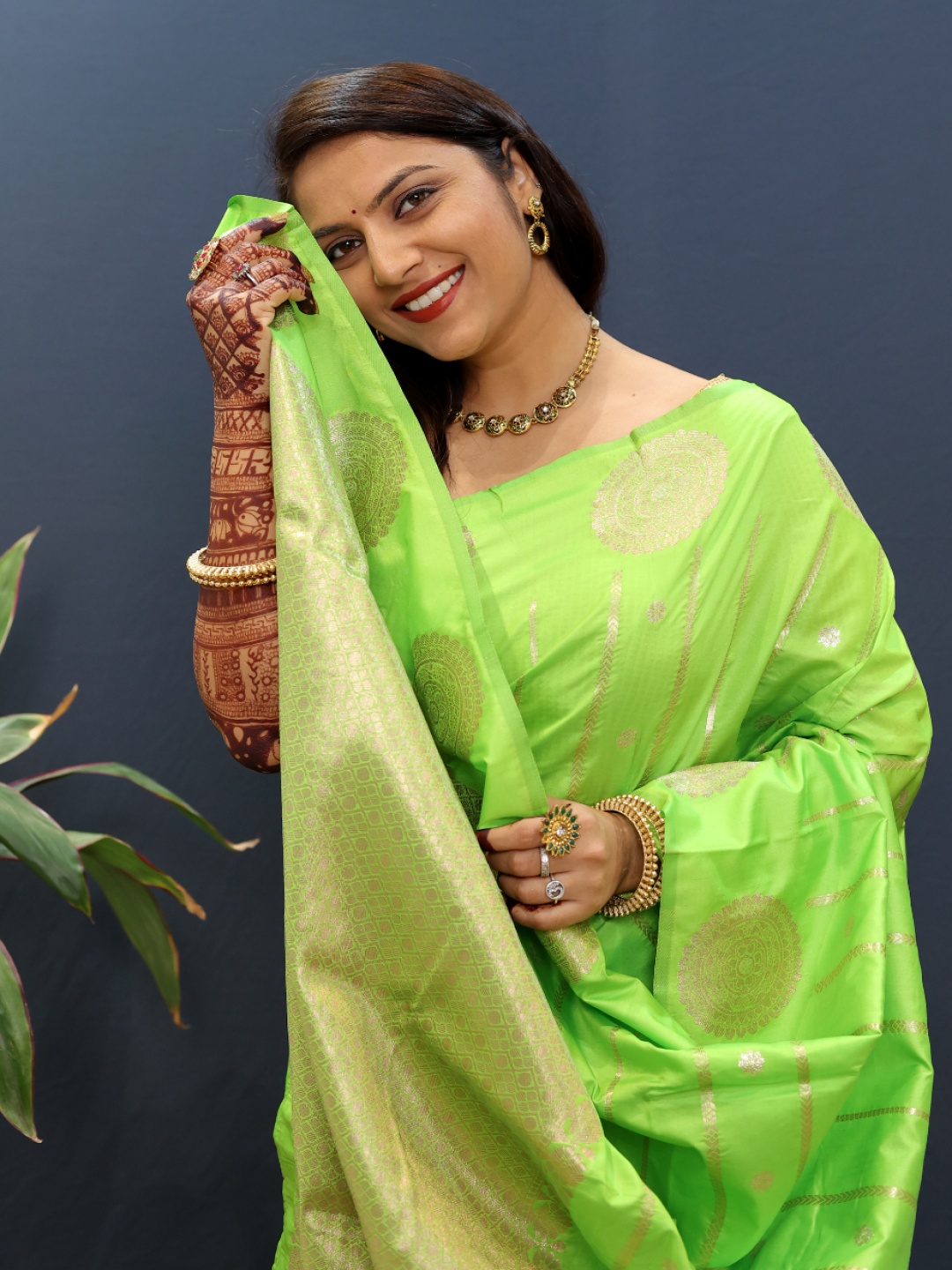 

amirat Woven Design Zari Pure Silk Banarasi Saree, Lime green