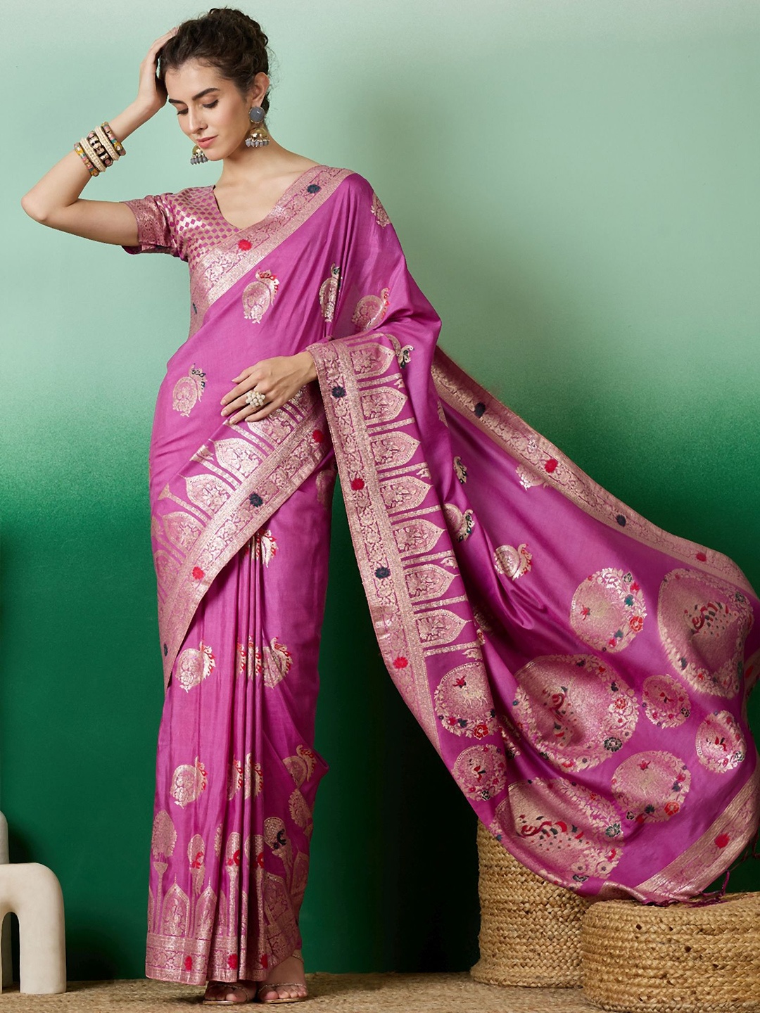 

DEVATITHI Women Staple Dola Jacquard Saree, Purple