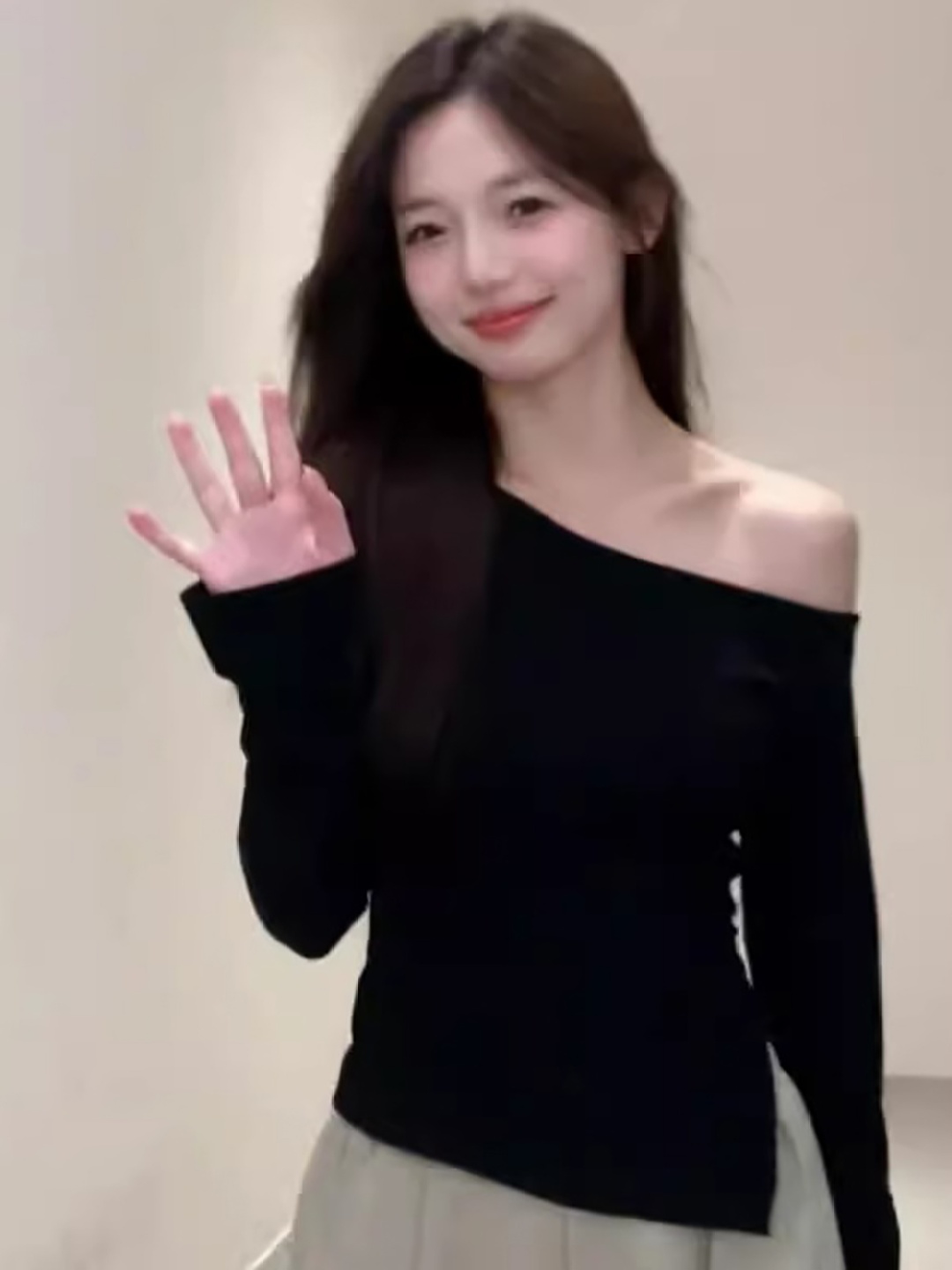 

StyleCast x Revolte Solid One Shoulder Long Sleeves Regular Top, Black
