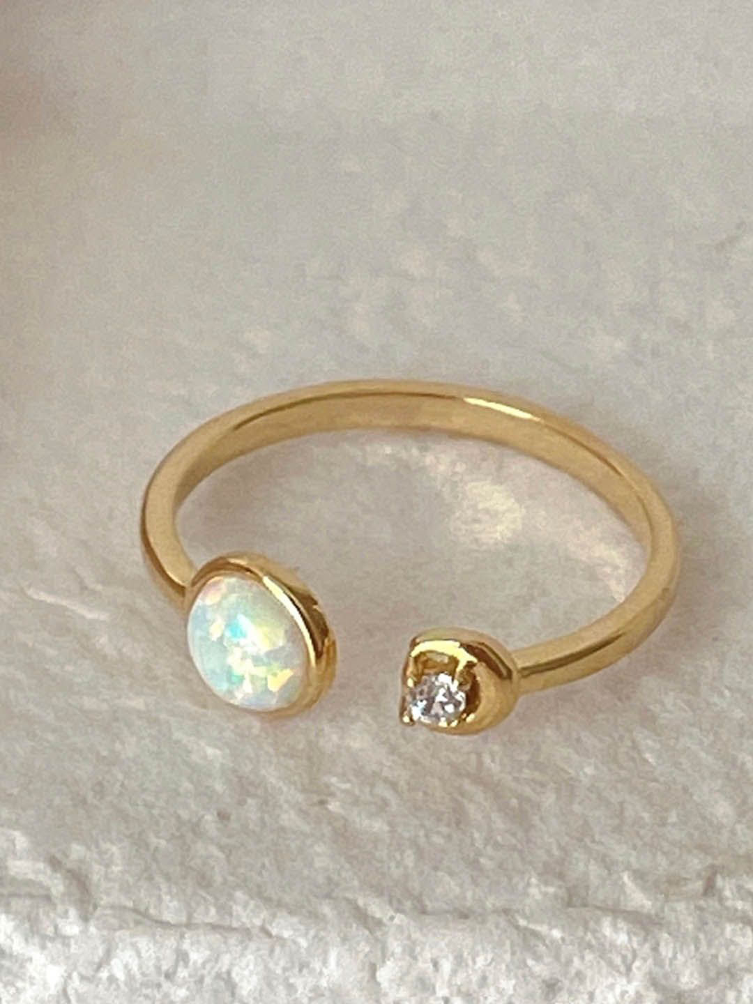 

StyleCast Elegant Gold-Toned Artificial Stone Studded Circular Shaped Finger Ring