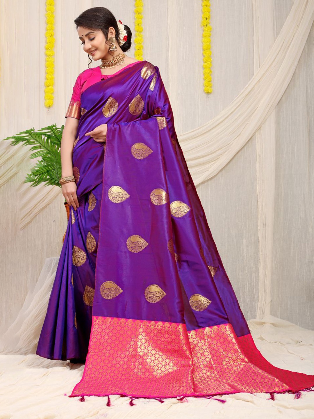 

amirat Woven Design Zari Pure Silk Banarasi Saree, Purple