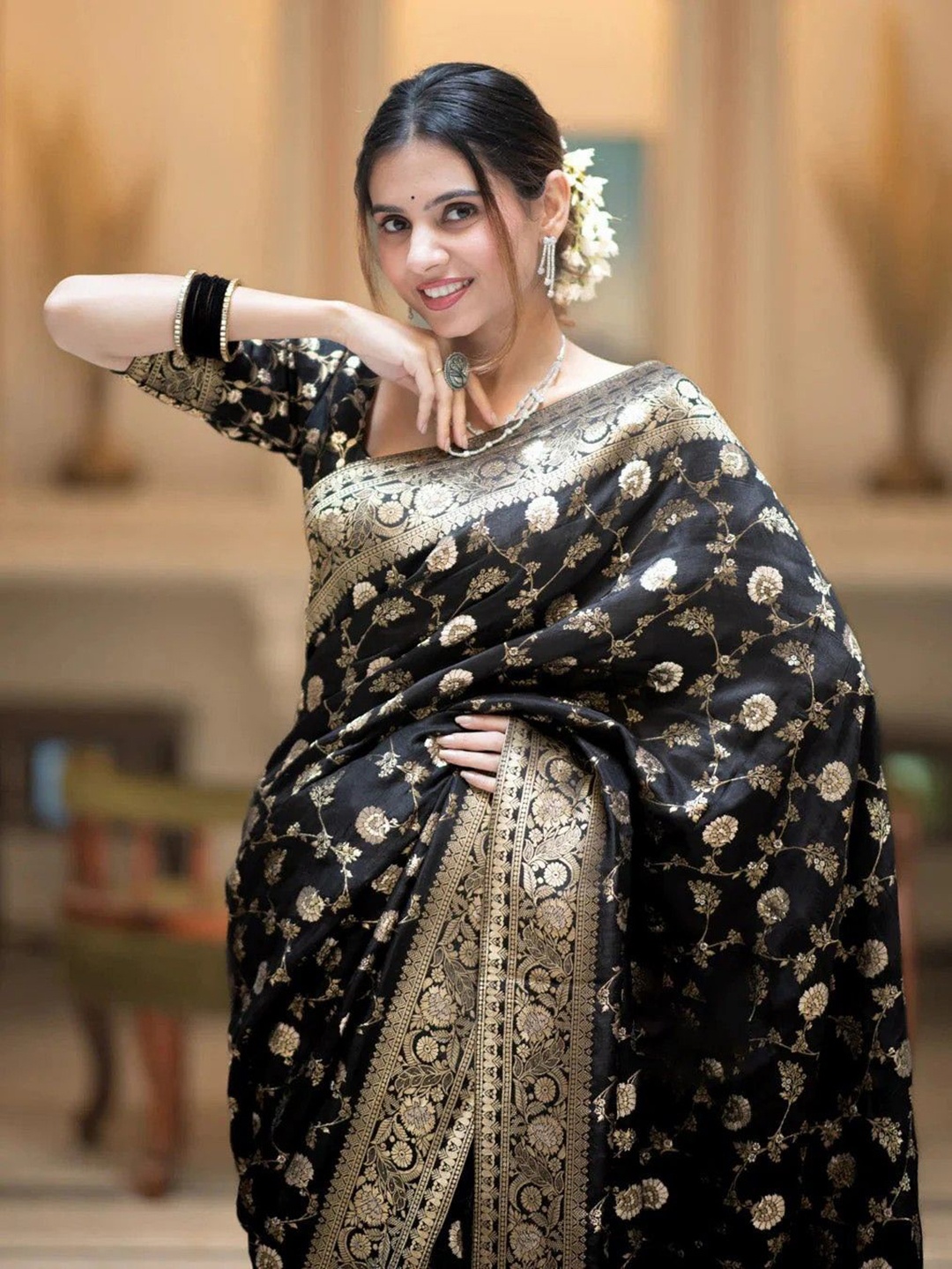 

VILLAGIUS Woven Design Zari Pure Silk Kanjeevaram Saree, Black