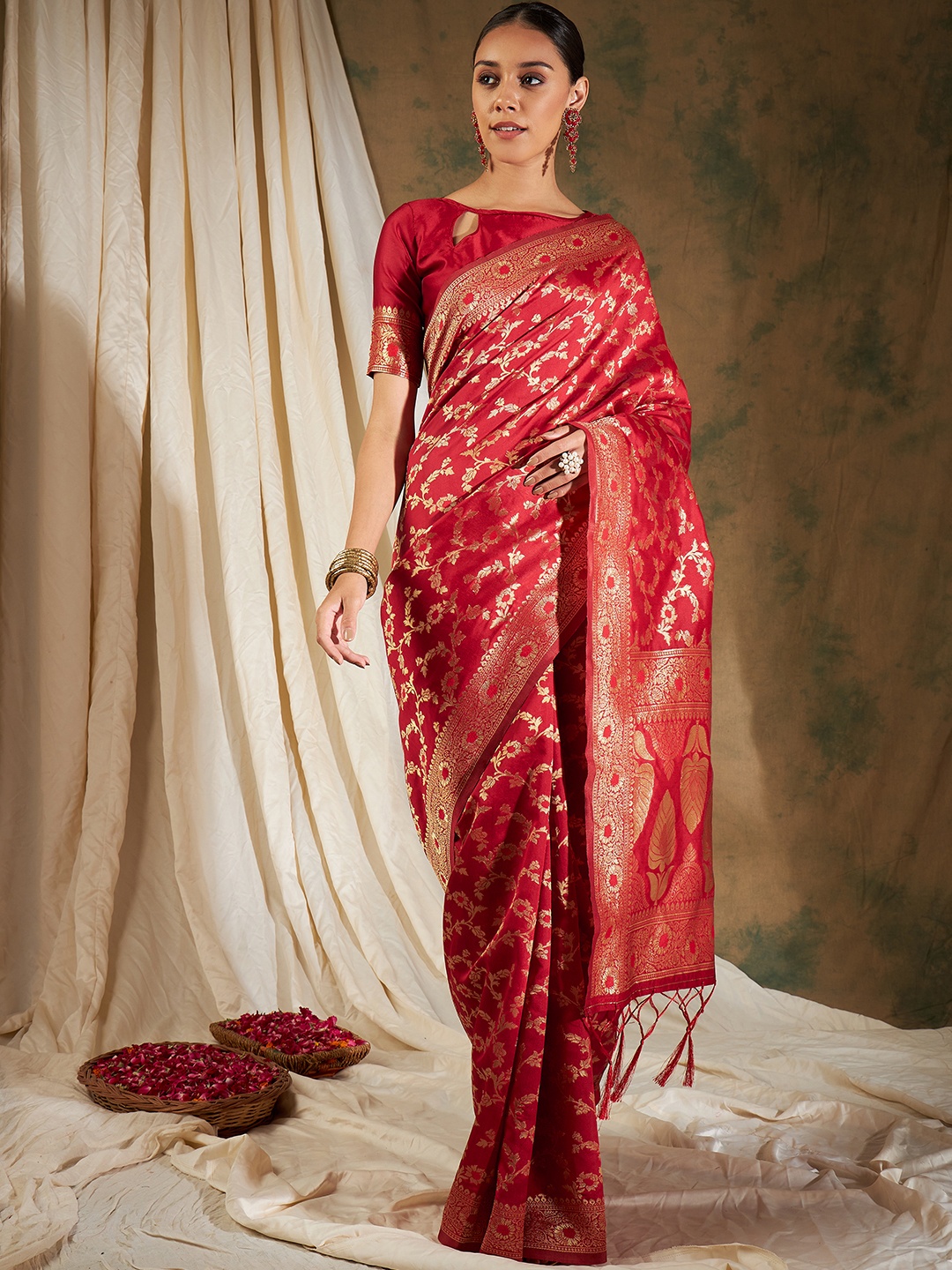 

DEVATITHI Woven Design Zari Silk Blend Banarasi Saree, Red