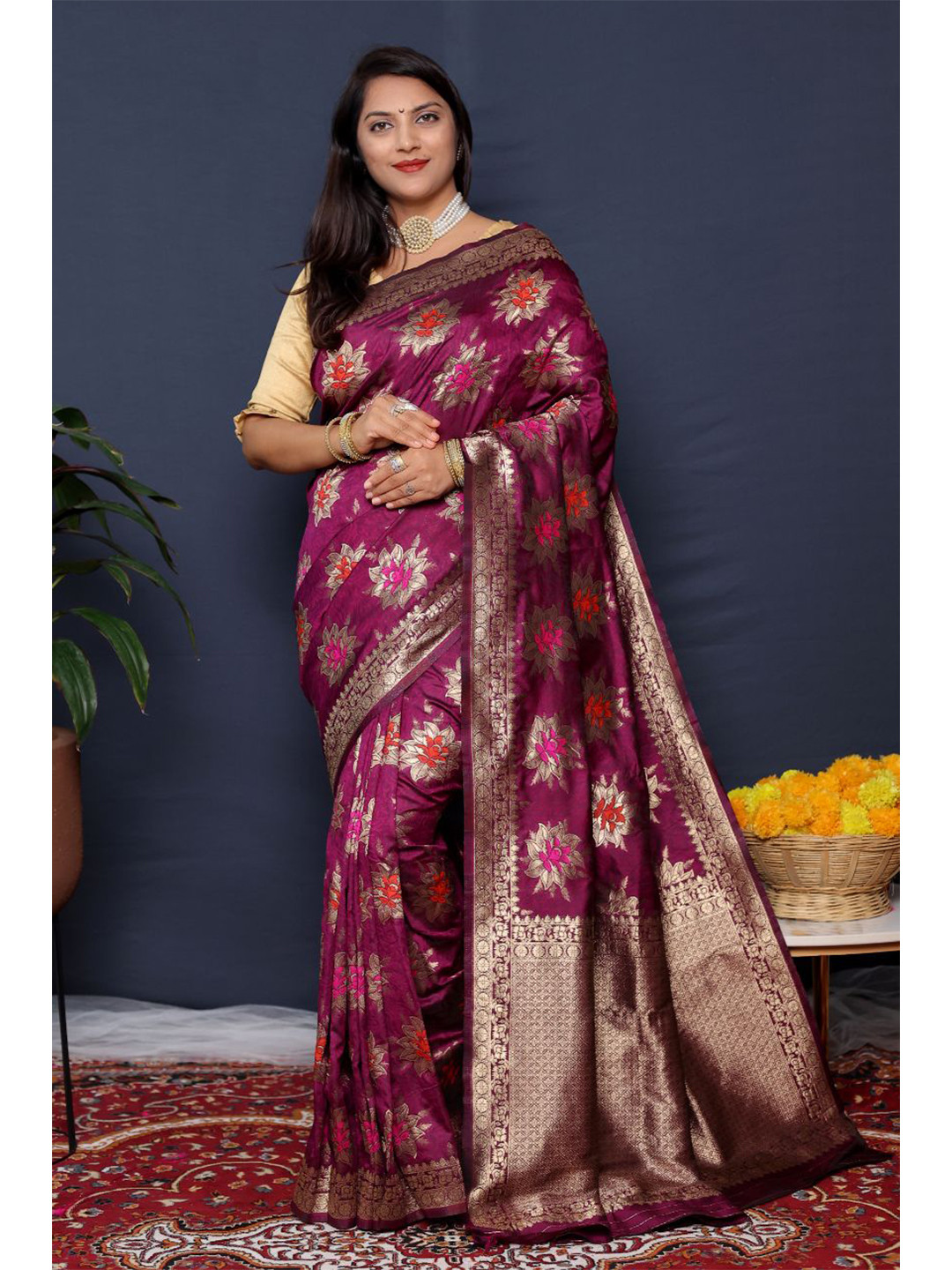 

amirat Floral Woven Design Zari Pure Silk Banarasi Saree, Magenta