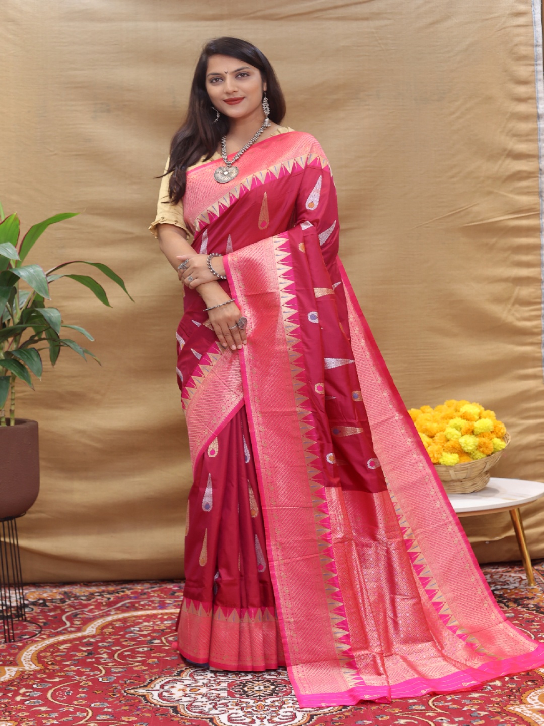 

amirat Woven Design Zari Pure Silk Banarasi Saree, Magenta