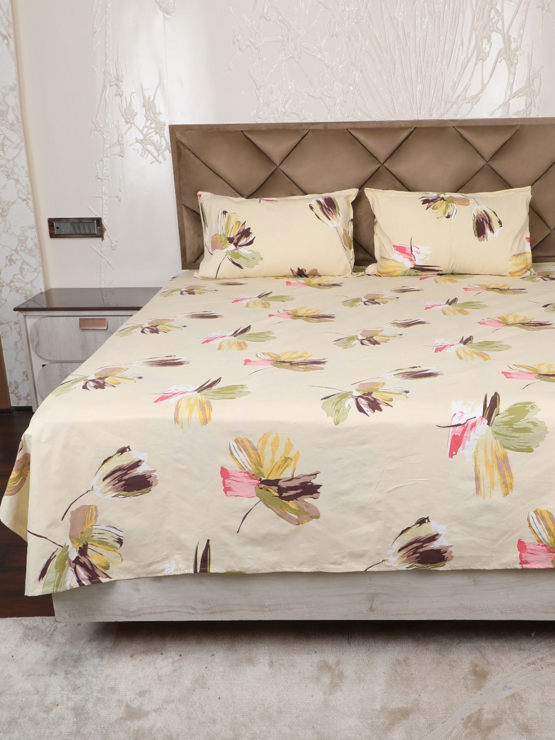 

AJISH Green & Yellow Floral Printed Cotton 180 TC King Bedsheet Set 2.24 m X 2.4 m