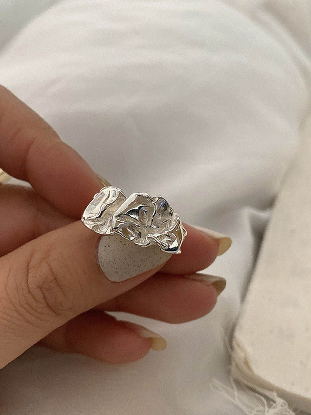 

StyleCast Elegant Silver-Toned Intricate Textured Finger Ring