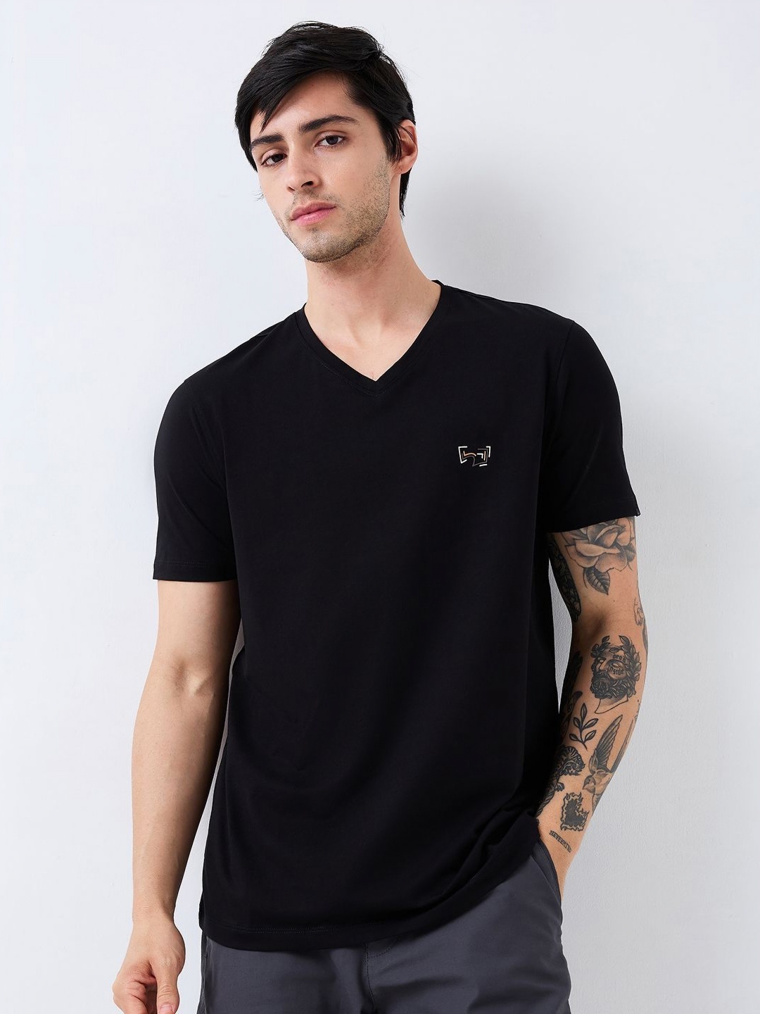 

SPYKAR Men Solid V-Neck Cotton Slim Fit T-shirt, Black