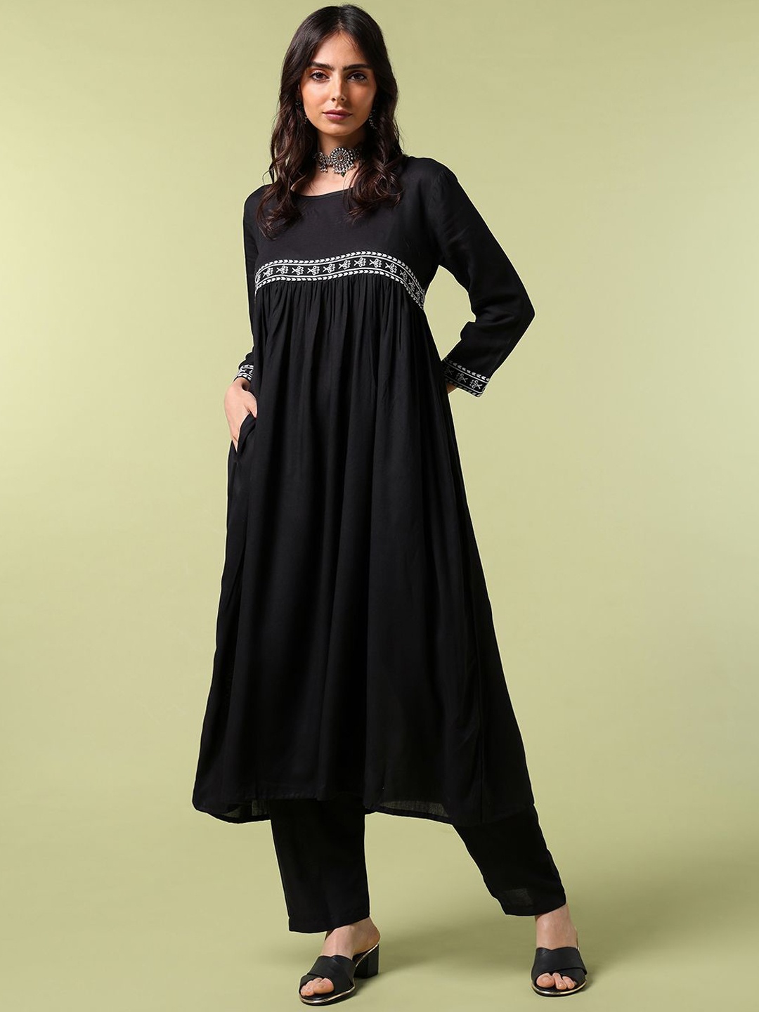 

Saaki Women Autumn Yearn Ethnic Motifs Embroidered Pleated Anarkali Kurta With Trousers, Black