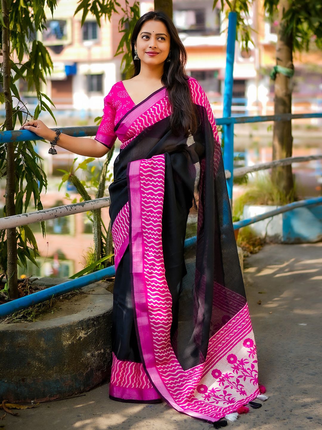 

Mitera Printed Border Solid Saree with Blouse Piece, Black