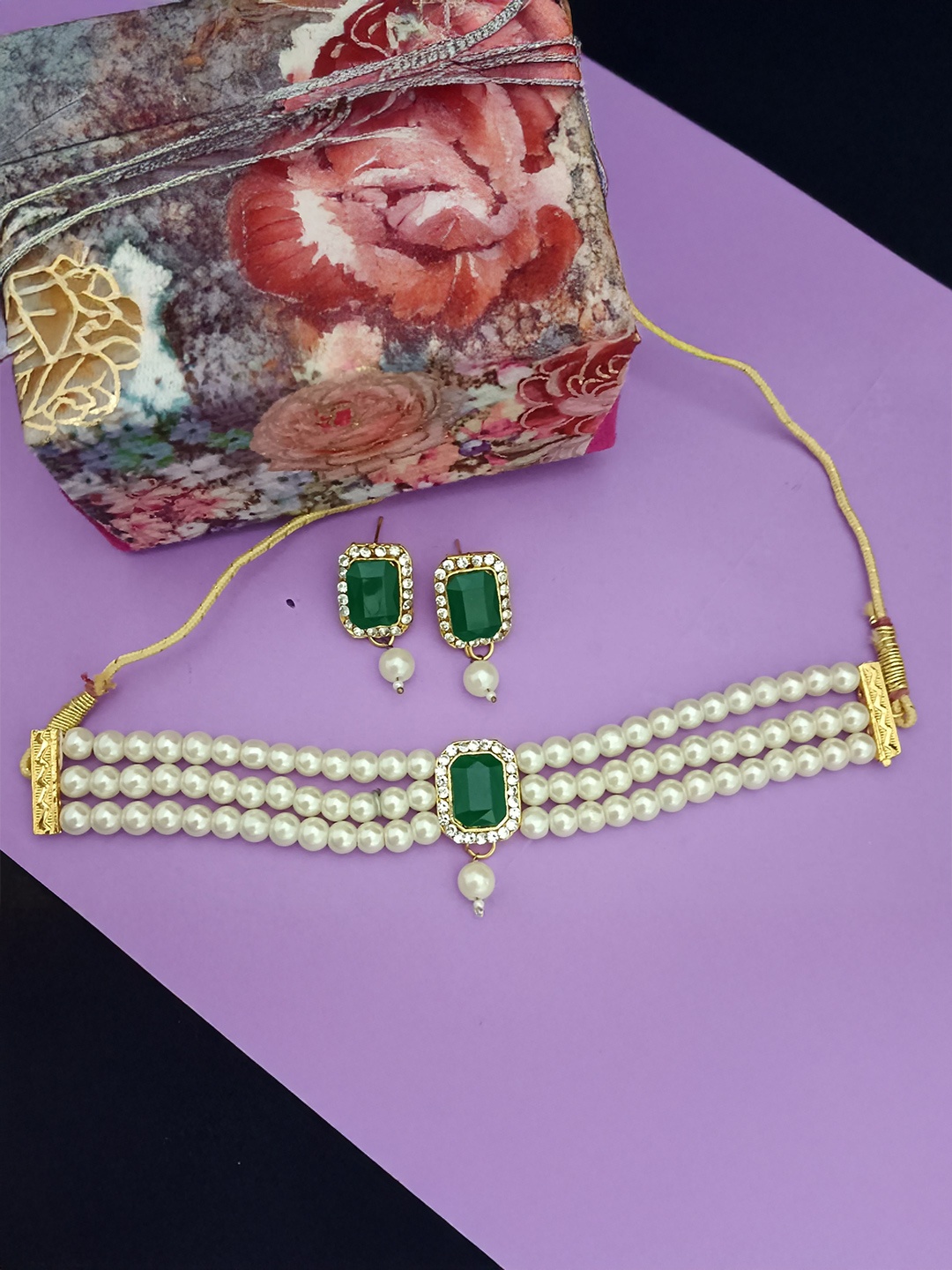 

EVY Gold Plated Kundan Studded & Beaded Choker Jewellery Set