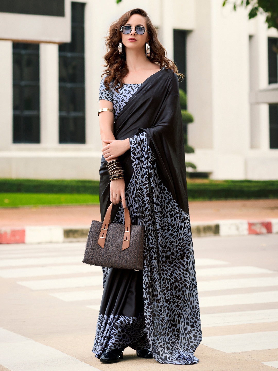 

Panzora Abstract Printed Saree, Black