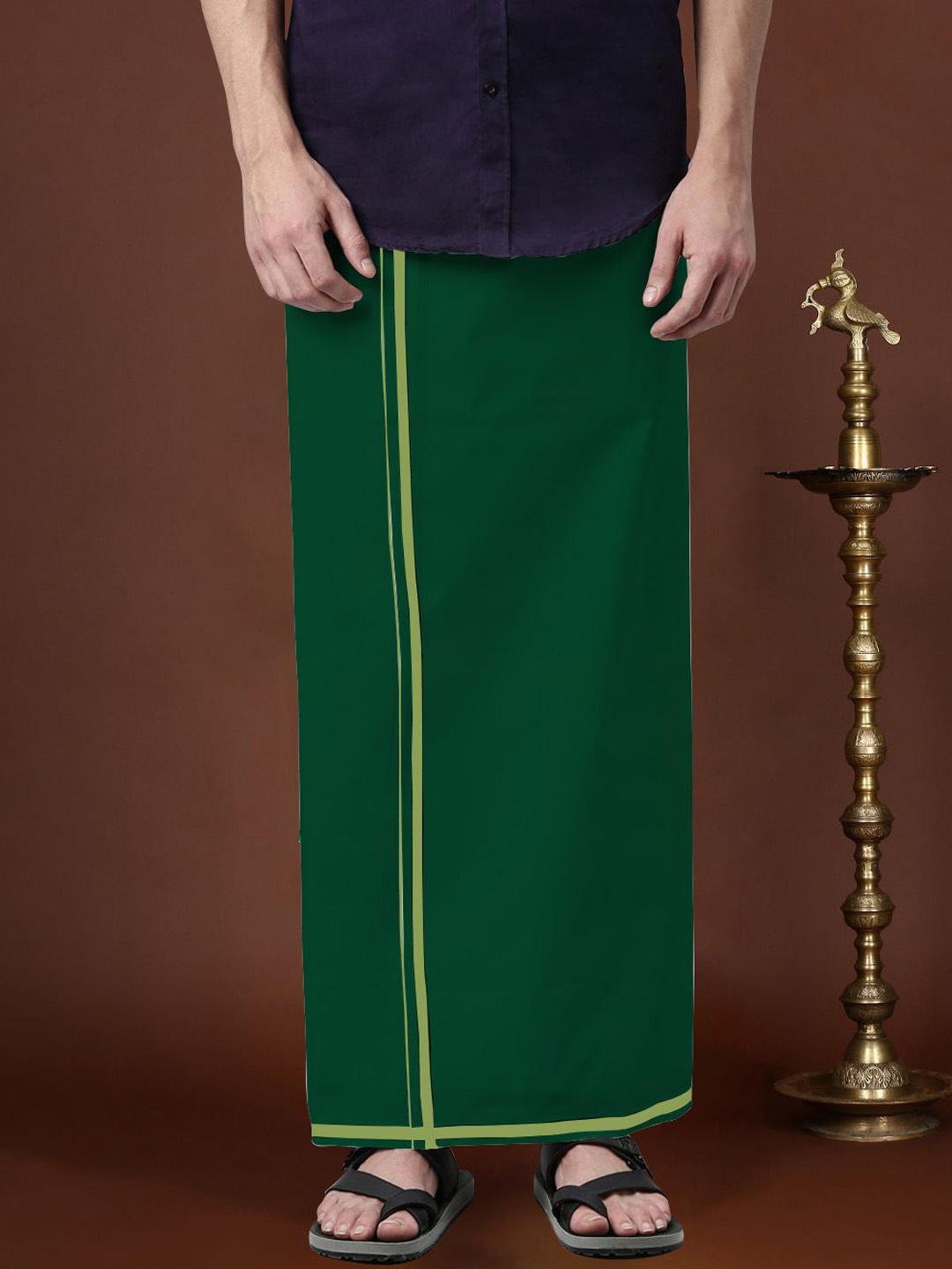 

Devala Weavers Society Men Pure Cotton Single Layer Green Dhoti with Coloured Border