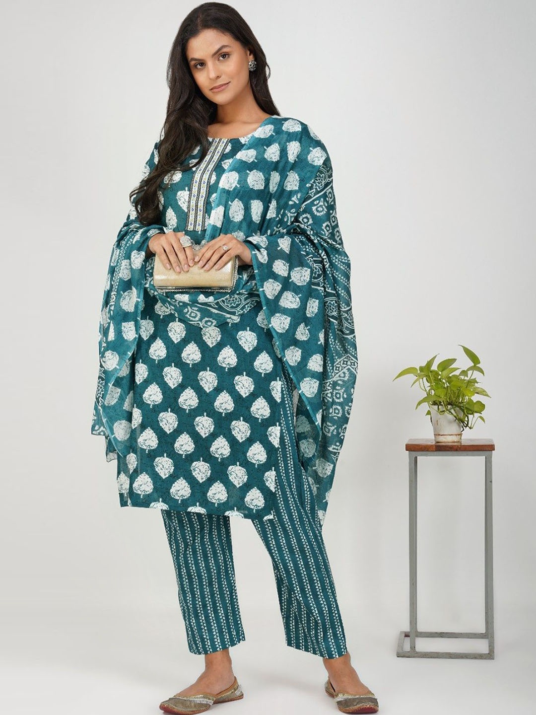 

Bluenixie Women Floral Printed Regular Chanderi Cotton Kurta with Trousers & With Dupatta, Green