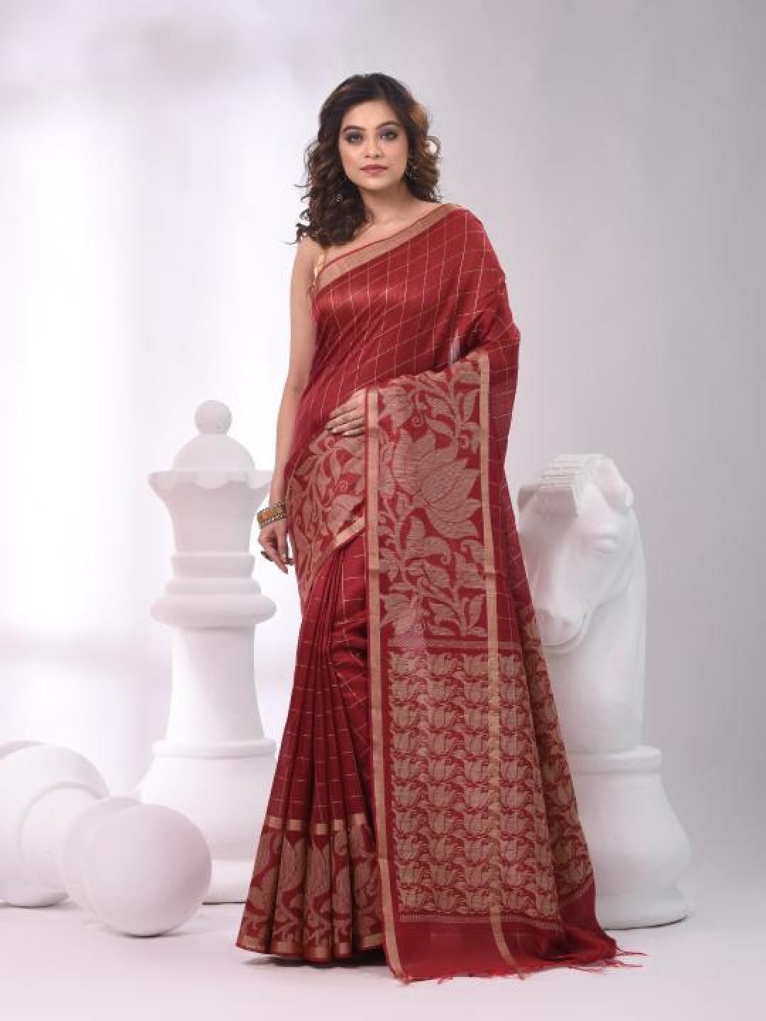 

VIBHAVARI Checked Saree, Red