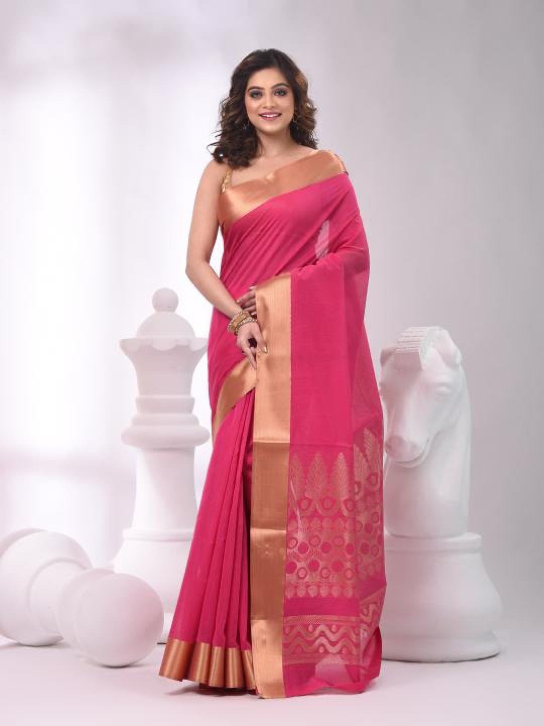 

VIBHAVARI Woven Design Zari Saree, Pink