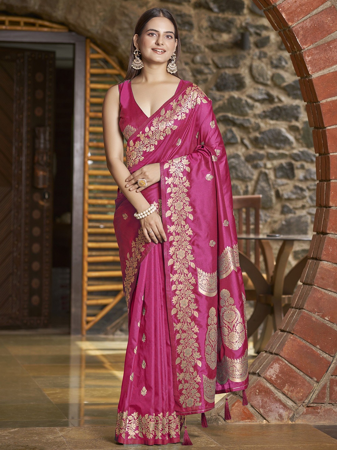 

SAREETHNIC Ethnic Motifs Zari Pure Silk Banarasi Saree, Magenta