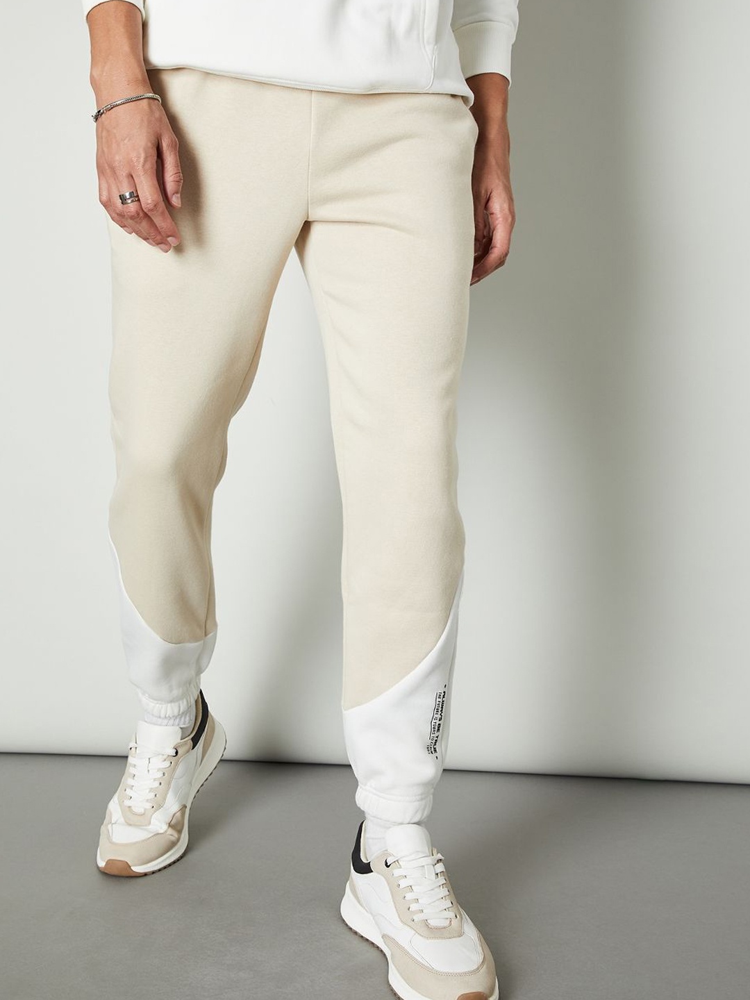 

max Men Mid Rise Joggers, Beige