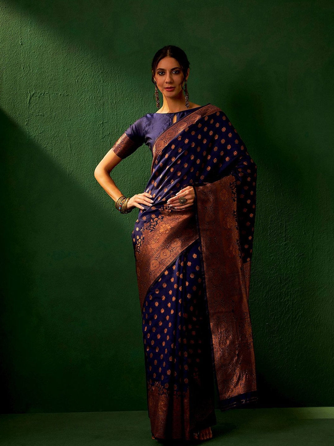 

DEVATITHI Ethnic Motifs Zari Silk Blend Banarasi Saree, Navy blue