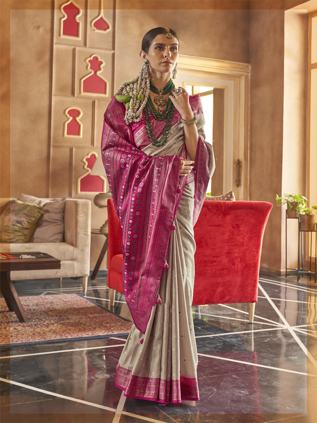 

AVANSHEE Ethnic Motifs Zari Saree with Unstitched Blouse Piece., Cream