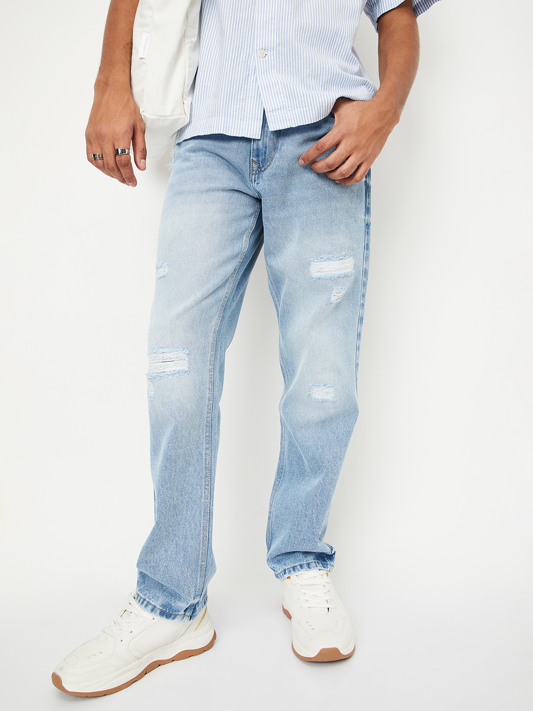 

max Men Mildly Distressed Heavy Fade Jeans, Blue
