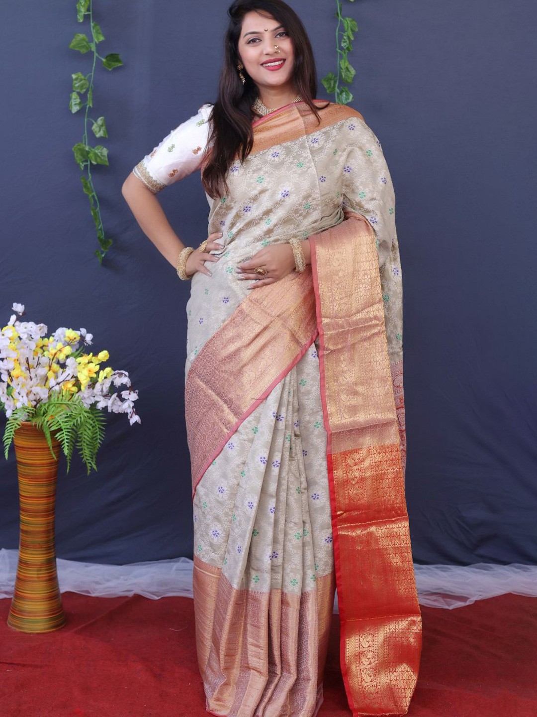 

amirat Woven Design Zari Pure Silk Kanjeevaram Saree, White