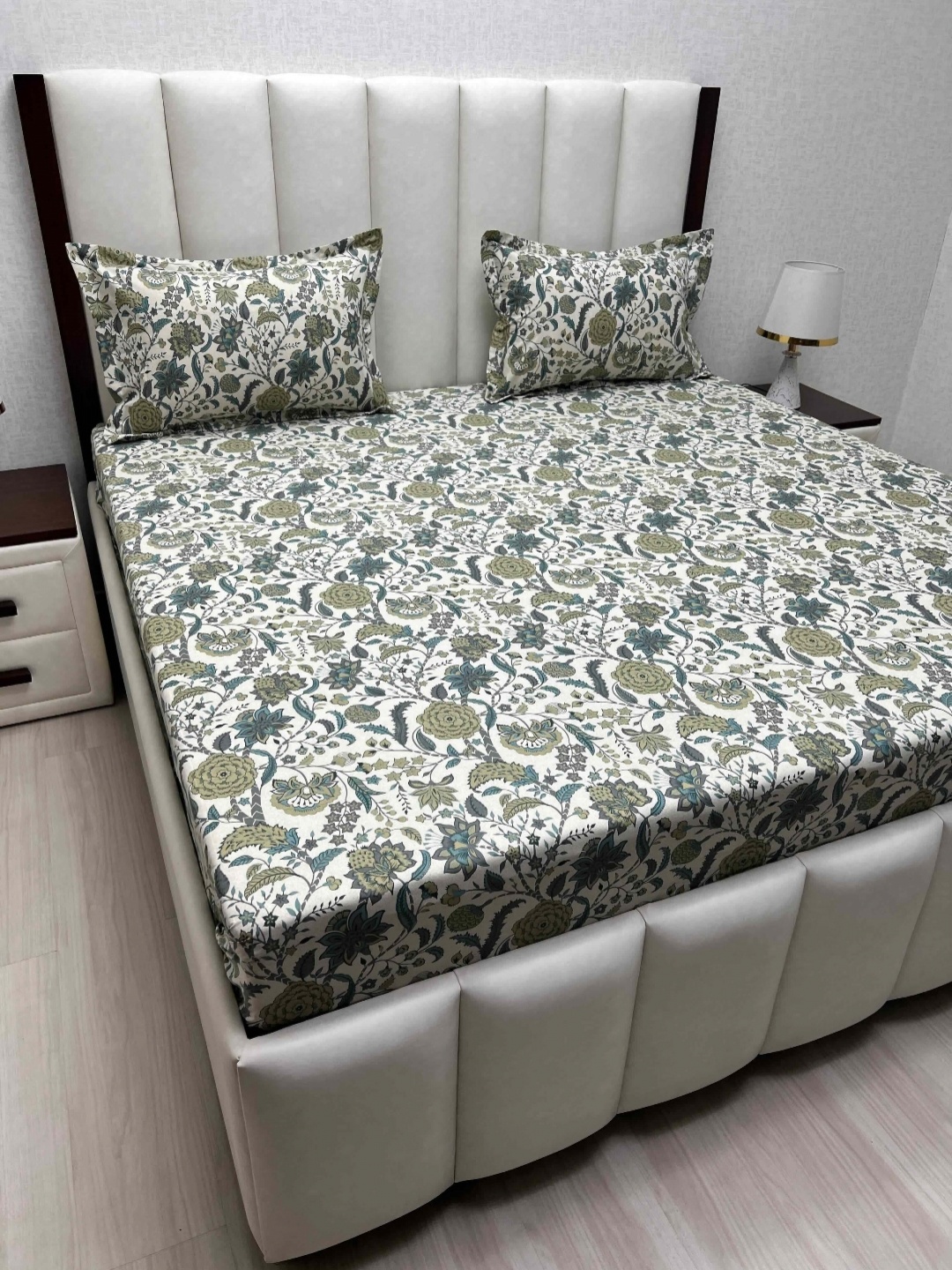 

Pure Decor White & Green Ethnic Motifs Queen Bedsheet with 2 Pillow Covers