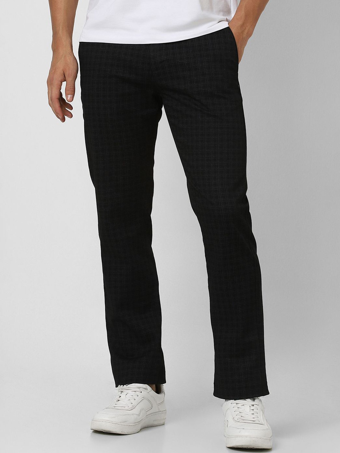 

Van Heusen Sport Men Checked Trousers, Black