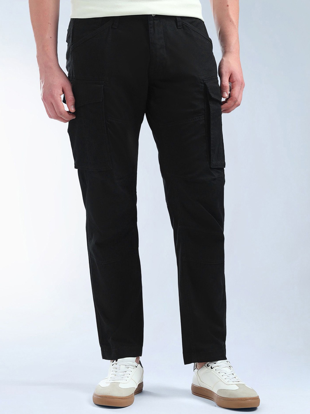 

Flying Machine Solid Mid Rise Relaxed Tapered Fit Trousers, Black