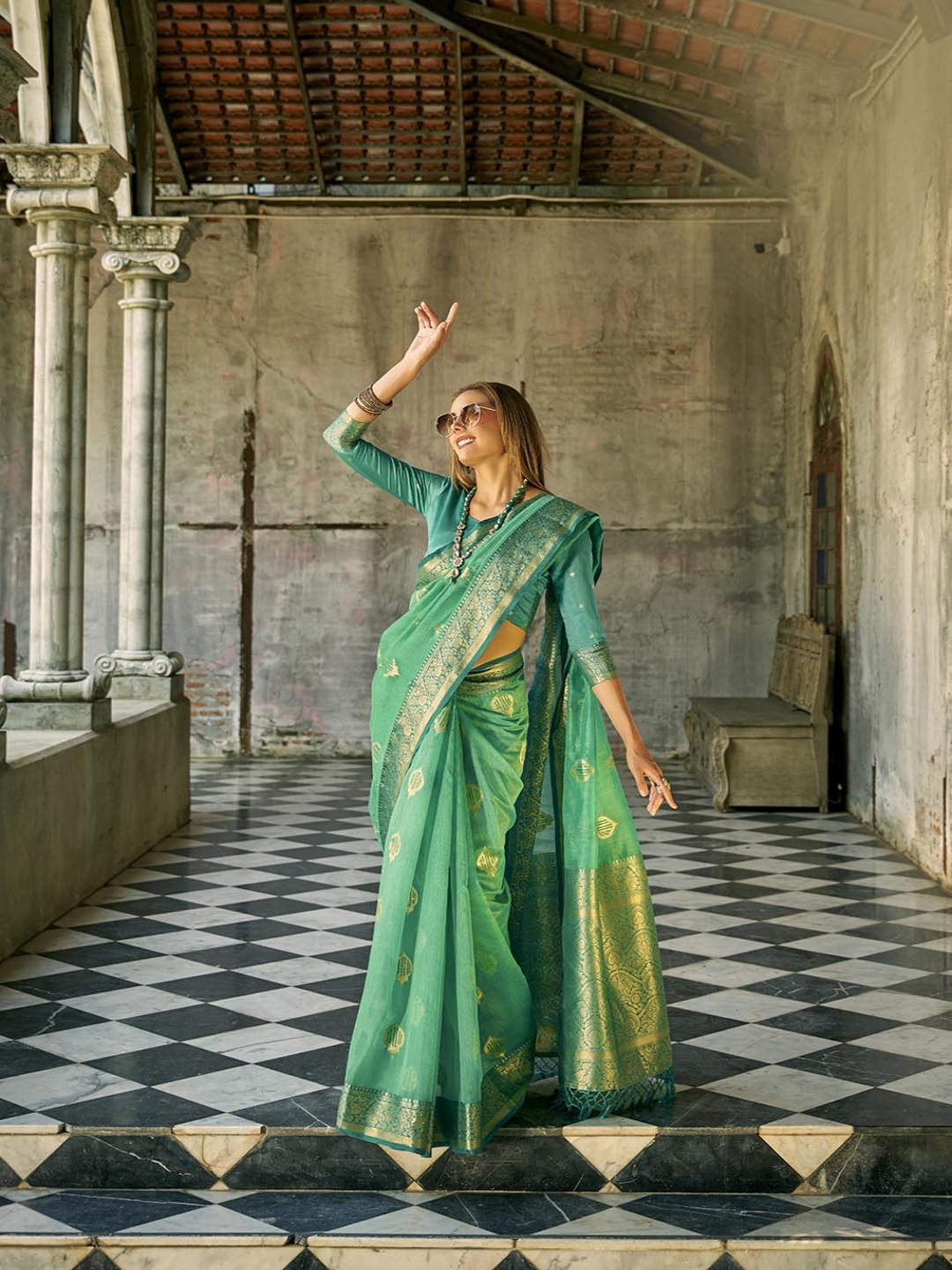 

AVANSHEE Woven Design Zari Saree, Green
