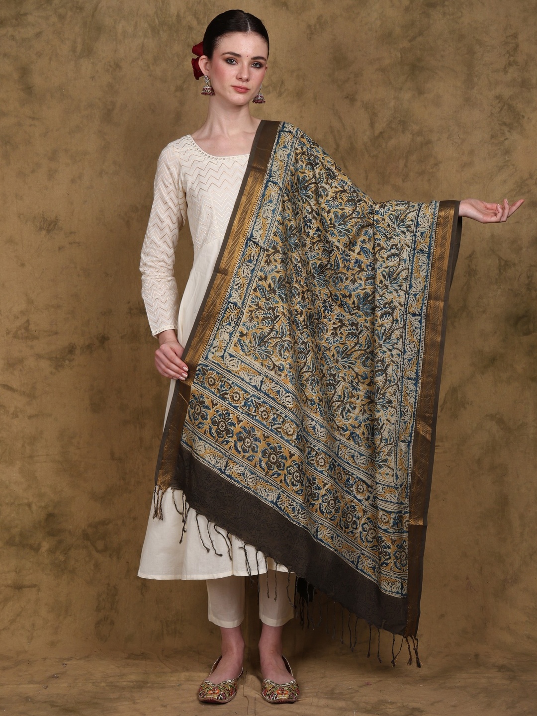 

Exotic India Floral Printed Kalamkari Dupatta and Zari Woven Border, Off white